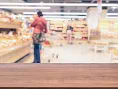 模糊色彩斑斓的超市产品货架上