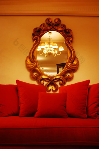 画房间红色的沙发
