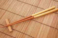 筷子棕色（的）竹子席子背景