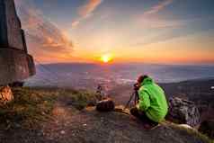 摄影师拍摄日出前山