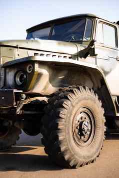 伪装军事卡车火箭发射器户外军事车辆博物馆护甲损坏的战场上