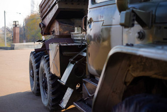 伪装军事卡车<strong>火箭发射</strong>器户外军事车辆博物馆护甲损坏的战场上