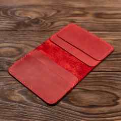 手工制作的红色的皮革持卡人木背景持卡人口袋卡片股票照片软焦点背景