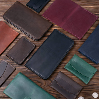 黑色的颜色手工制作的皮革钱包包围皮革配件木变形背景一边视图股票照片奢侈品配件
