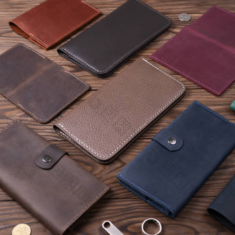 光棕色（的）颜色手工制作的皮革钱包包围皮革配件木变形背景一边视图股票照片奢侈品配件