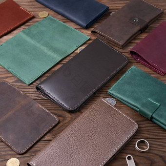 棕色（的）光泽手工制作的皮革钱包包围皮革配件木变形背景一边视图股票照片奢侈品配件