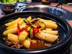 朝鲜文年糕大米饺子黑色的菜朝鲜文少数民族餐厅甜蜜的ganjang我是酱汁肉西葫芦贝尔辣椒蔬菜