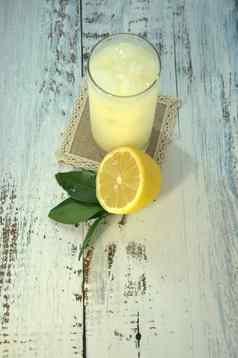 玻璃杯让人耳目一新汁冰纺织站减少一半柠檬叶子谎言白色木表格
