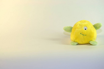 小软孩子们的玩具描绘小柠檬眨眼眼睛图片特写镜头