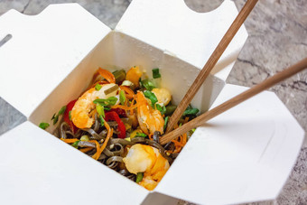 传统的中国人外卖快食物荞麦荞麦面条蔬菜虾包装纸板盒子筷子特写镜头照片图像