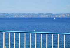 视图平静蓝色的海小游艇海湾海滨奢侈品夏天假期法国里维埃拉复制空间
