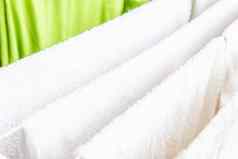 白色彩色的亚麻毛巾干clotheslin