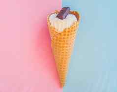 香草冰奶油锥巧克力背景柔和的颜色粉红色的蓝色的