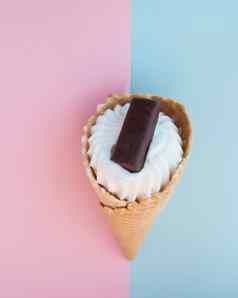 香草冰奶油锥巧克力背景柔和的颜色粉红色的蓝色的前视图