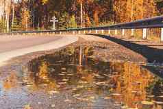 高速公路桥河金属栅栏秋天距离敬拜交叉危险的开车概念
