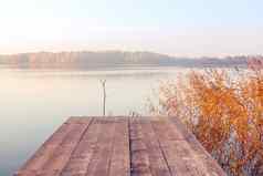 木人行桥湖日出多雾的早....