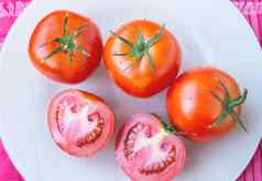 新鲜的成熟的成熟的红色的西红柿减少番茄水滴绿色花梗白色板前视图有机蔬菜