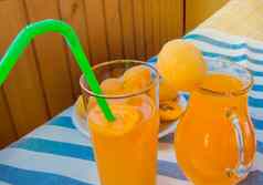 夏天喝杏汁玻璃壶玻璃玻璃杯稻草稻草条纹餐巾阳光明媚的夏天一天