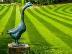 大理石鹅雕像新鲜的割草草草坪上条纹现代豪华的花园