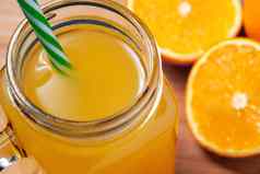 新鲜使柑橘类汁橙子葡萄柚石灰jar-mug稻草关闭