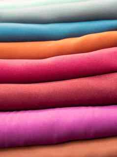 色彩斑斓的织物出售