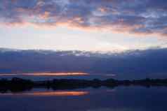红色的晚上日落湖河紫色的蓝色的中心思想