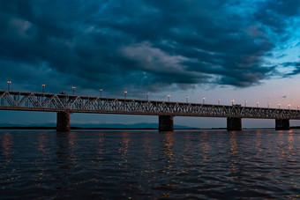 桥<strong>黑龙江</strong>河日落俄罗斯哈巴罗夫斯克照片中间河