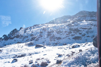 太阳前雪<strong>封面</strong>喜马拉雅山脉范围冻岩石峰填满深雪照亮不断上升的阳光冷淡的冬天一天时间<strong>蓝色</strong>的清晰的天空云路径太阳<strong>风景</strong>如画的自然美