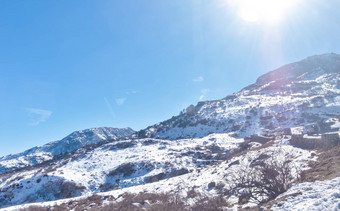 太阳前雪<strong>封面</strong>喜马拉雅山脉范围冻岩石峰填满深雪照亮不断上升的阳光冷淡的冬天一天时间<strong>蓝色</strong>的清晰的天空云路径太阳<strong>风景</strong>如画的自然美