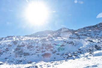 太阳前雪<strong>封面</strong>喜马拉雅山脉范围冻岩石峰填满深雪照亮不断上升的阳光冷淡的冬天一天时间<strong>蓝色</strong>的清晰的天空云路径太阳<strong>风景</strong>如画的自然美