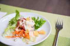 新鲜的蔬菜健康的沙拉白色板准备好了吃新鲜的健康的食物概念