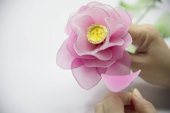 女人使美丽的尼龙花人Diy手工制作的花概念