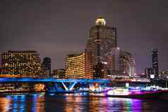 色彩斑斓的晚上图片亚洲城市蓝色的光桥大河建筑背景曼谷泰国