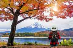 女人旅行者背包富士山秋天日本