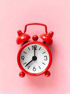 红色的小报警时钟光柔和的粉红色的背景平躺宏最小的风格时间管理概念免费的时间重要的的事情垂直中央作文