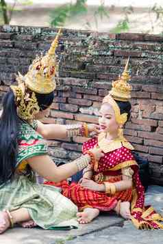 亚洲女人穿典型的传统的泰国衣服升