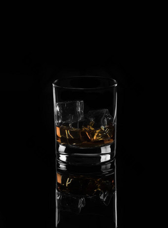 威士忌冰黑色的背景