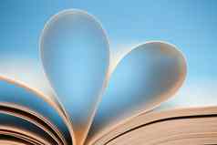 蓝色的心书页面形成心爱阅读书