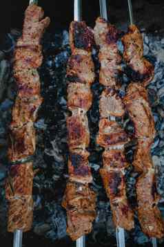 meat-kebab串烧烤炉篦前视图特写镜头