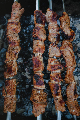 meat-kebab<strong>串烧</strong>烤炉篦前视图特写镜头