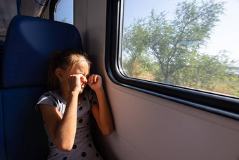 女孩按摩眼睛太阳电火车车