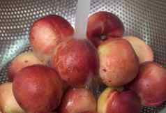 桃子高丽油桃新鲜的红色的成熟的油桃洗逃跑