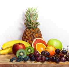 健康的早餐新鲜的水果干水果果汁冰沙水果沙拉