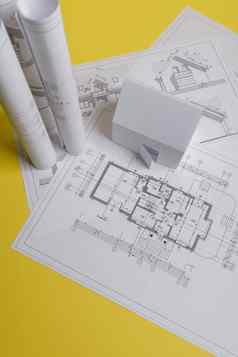 白色家庭纸房子房子项目计划蓝图黄色的背景纸简约简单的概念风格垂直取向