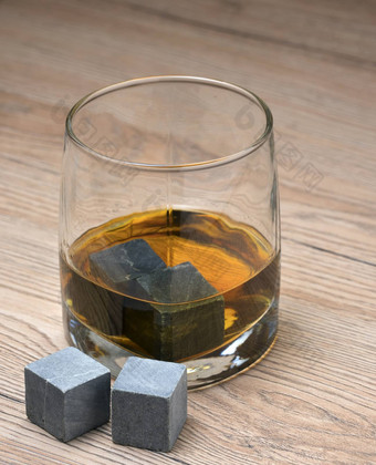 石头玻璃<strong>威士忌</strong>木背景