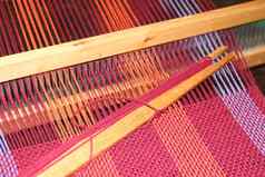 色彩斑斓的针织服装毯子梳子织机纱线
