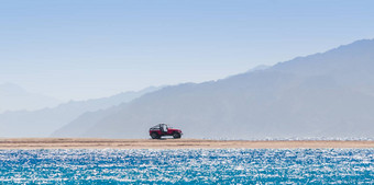 越野车车岛红色的海背景