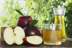 新鲜的红色的苹果苹果汁白色背景新鲜的水果汁产品背景概念清新红色的苹果苹果汁白色背景新鲜的水果汁产品背景概念