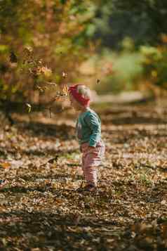 可爱的女孩有趣的美丽的秋天一天真实的童年图像