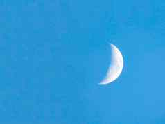 月亮下午蓝色的天空一天月亮月